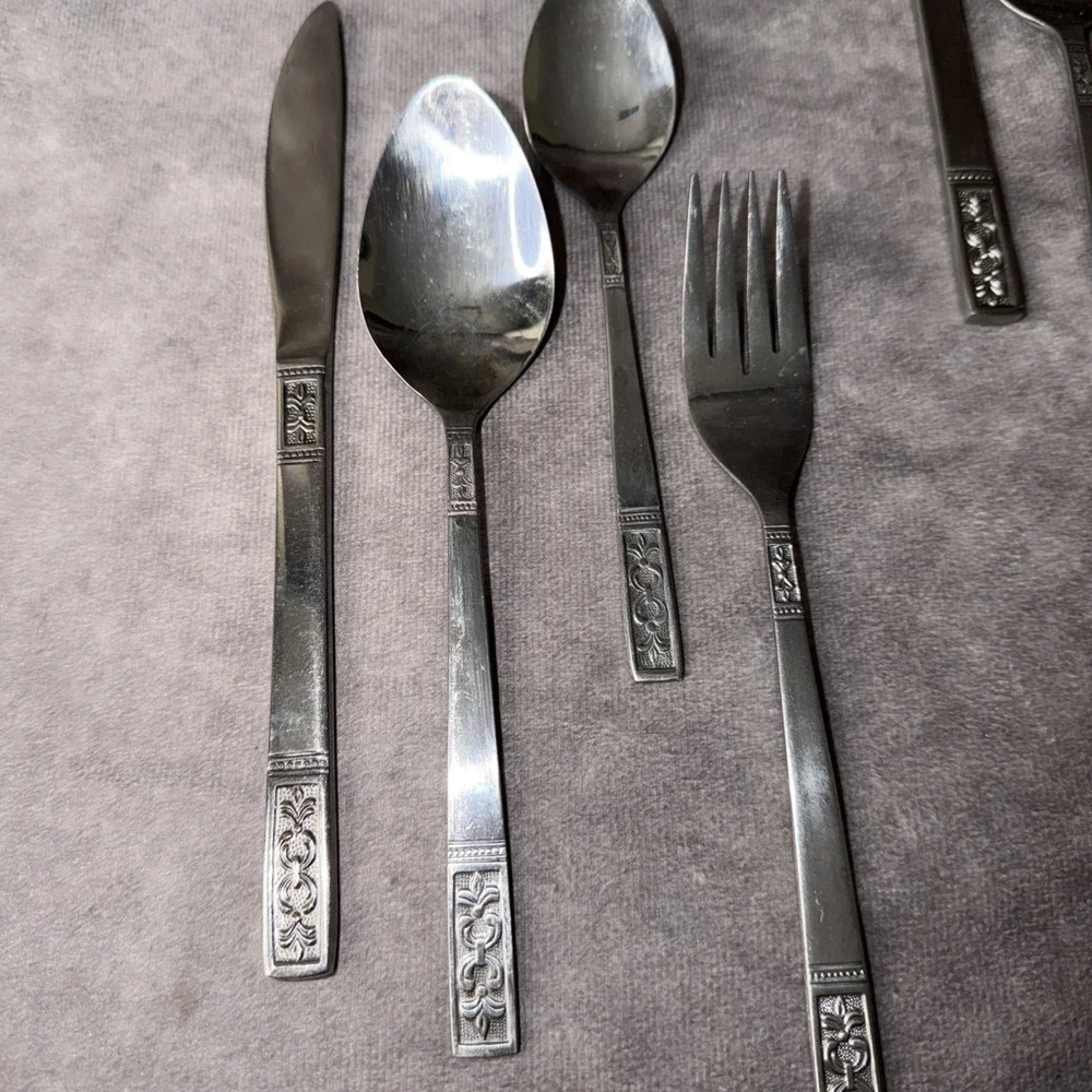 16 Pieces Customcraft CUS3 Stainless Textured Silverware Flatware Taiwan